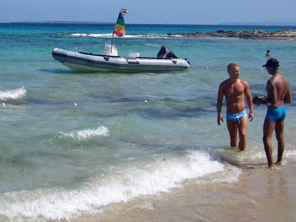 La joya de Ibiza: la playa gay de Es Cavallet